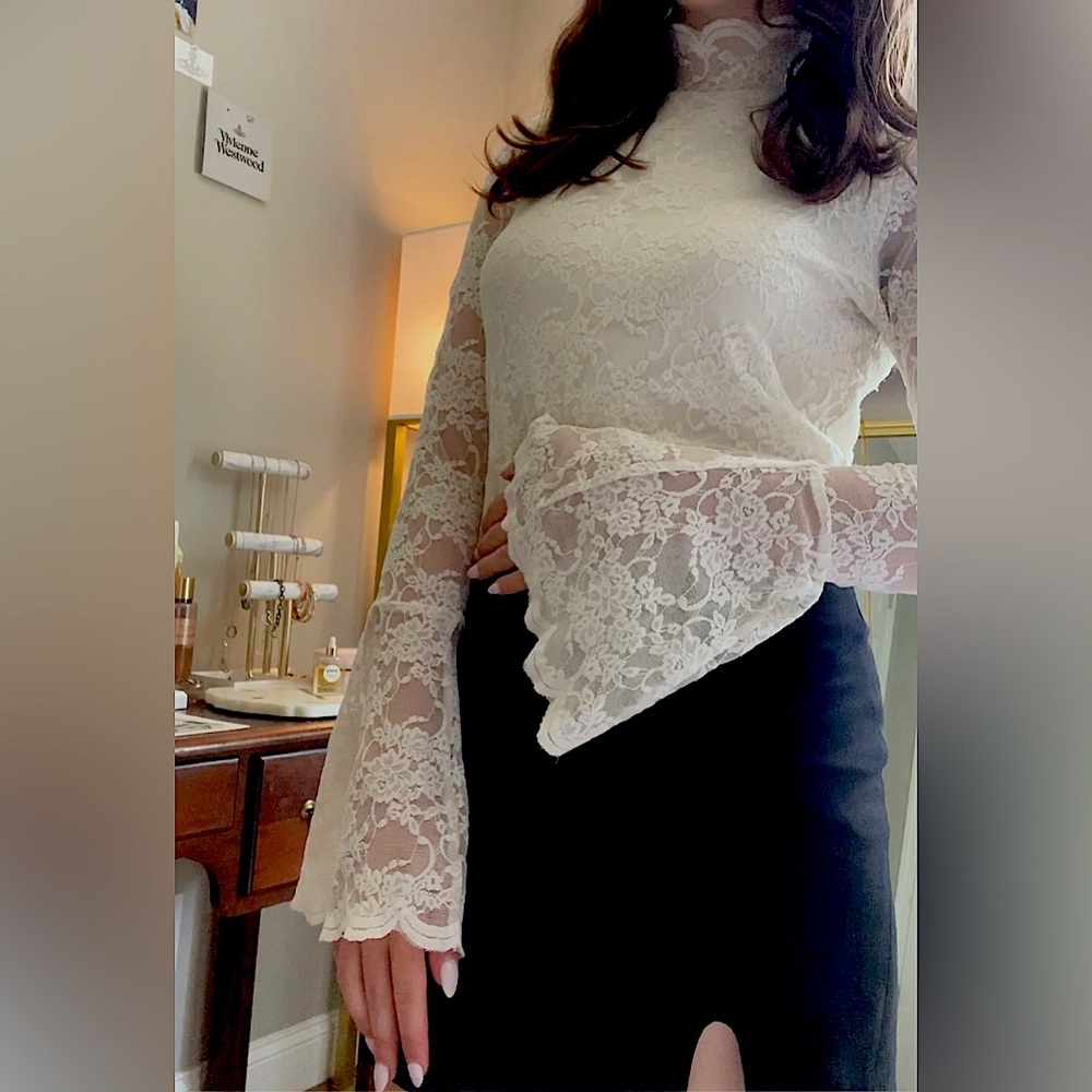VINCE CAMUTO unique lace 70’s inspired thrifted top